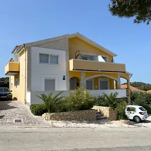 https://apartment-vujcic.hotels-in-trogir.com